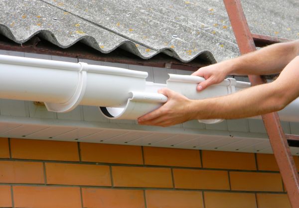 Gutter Hanging in Lewis Center